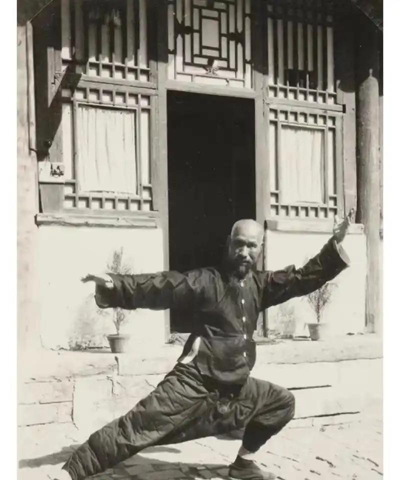 1936年，武术大师寇运兴在德国柏林奥运会上献艺时，被芬兰拳击手嘲笑是“花架子”