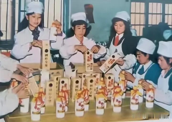 90年代，山东诸城酒厂工作人员包装该厂生产的密州玉液酒的场景，你们还有印象吗？山