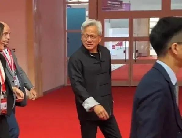 英伟达向华为服软？ 最近，黄仁勋脱下皮衣换上唐装，又来了一趟中国。在接受采访时，