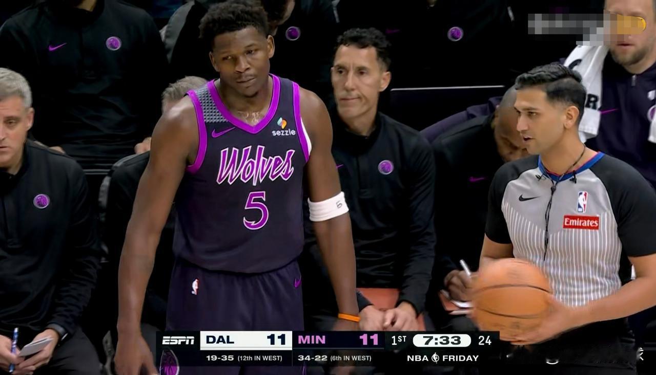 森林狼巨星爱德华兹又爆发了！在今天森林狼主场迎战独行侠的比赛中，目前双方的上半场