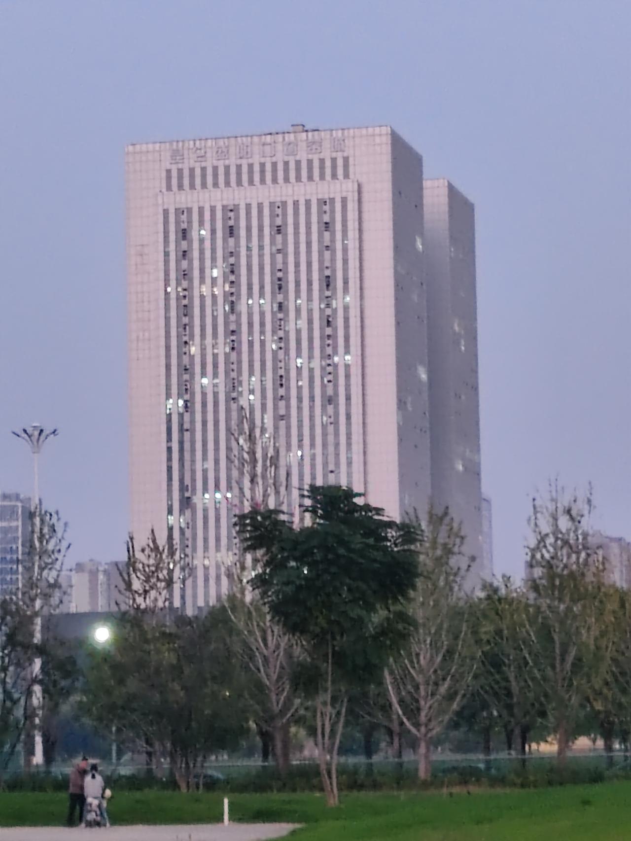 你老伴觉得你的朋友不太靠谱。你和朋友不可能相伴一生，可你要和老伴携手走过一辈子。