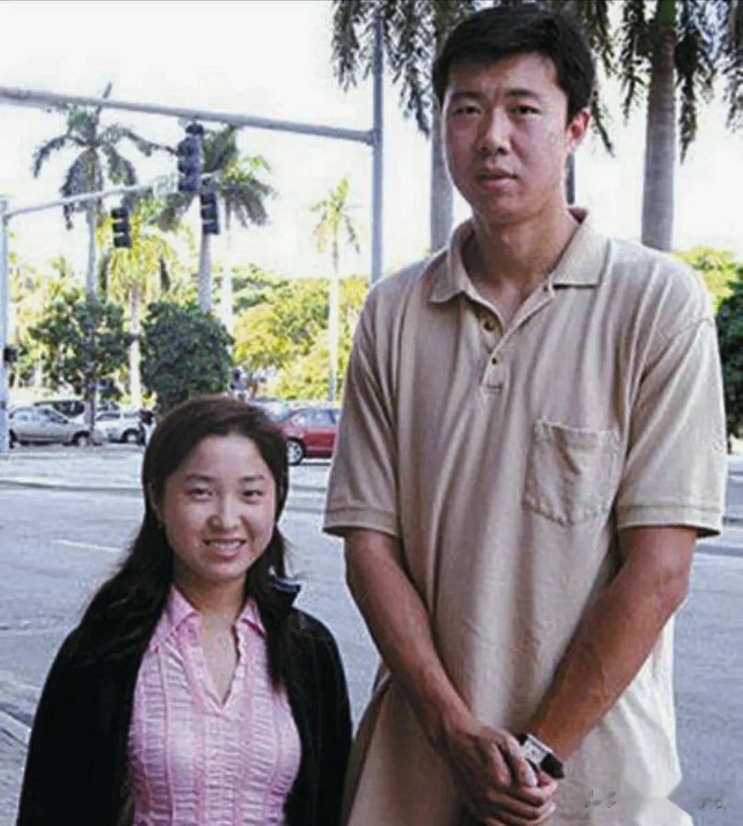 王治郅和发妻离婚后，转身爱上了和他身高相差44厘米的女主播周蕾！很快，周蕾就成为