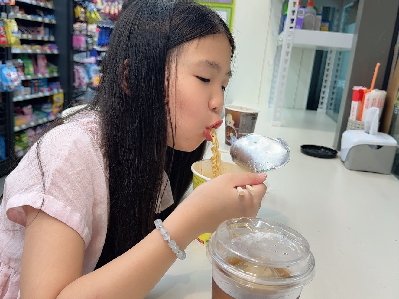 77一次得吃俩三角饭团和俩小盒的泡面这饭量是不是有点太大了老母亲很担心她的体重会