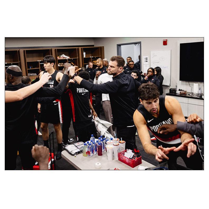 杨瀚森生涯第二个运动战得分杨瀚森强打凯斯勒 开拓者两连胜，赛后球队发布素材里的杨