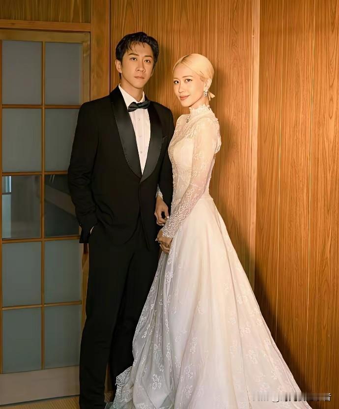 陈汉典怎么娶了一个白发魔女，结婚照如此不负责也是少见。
陈汉典老婆是综艺主持人的