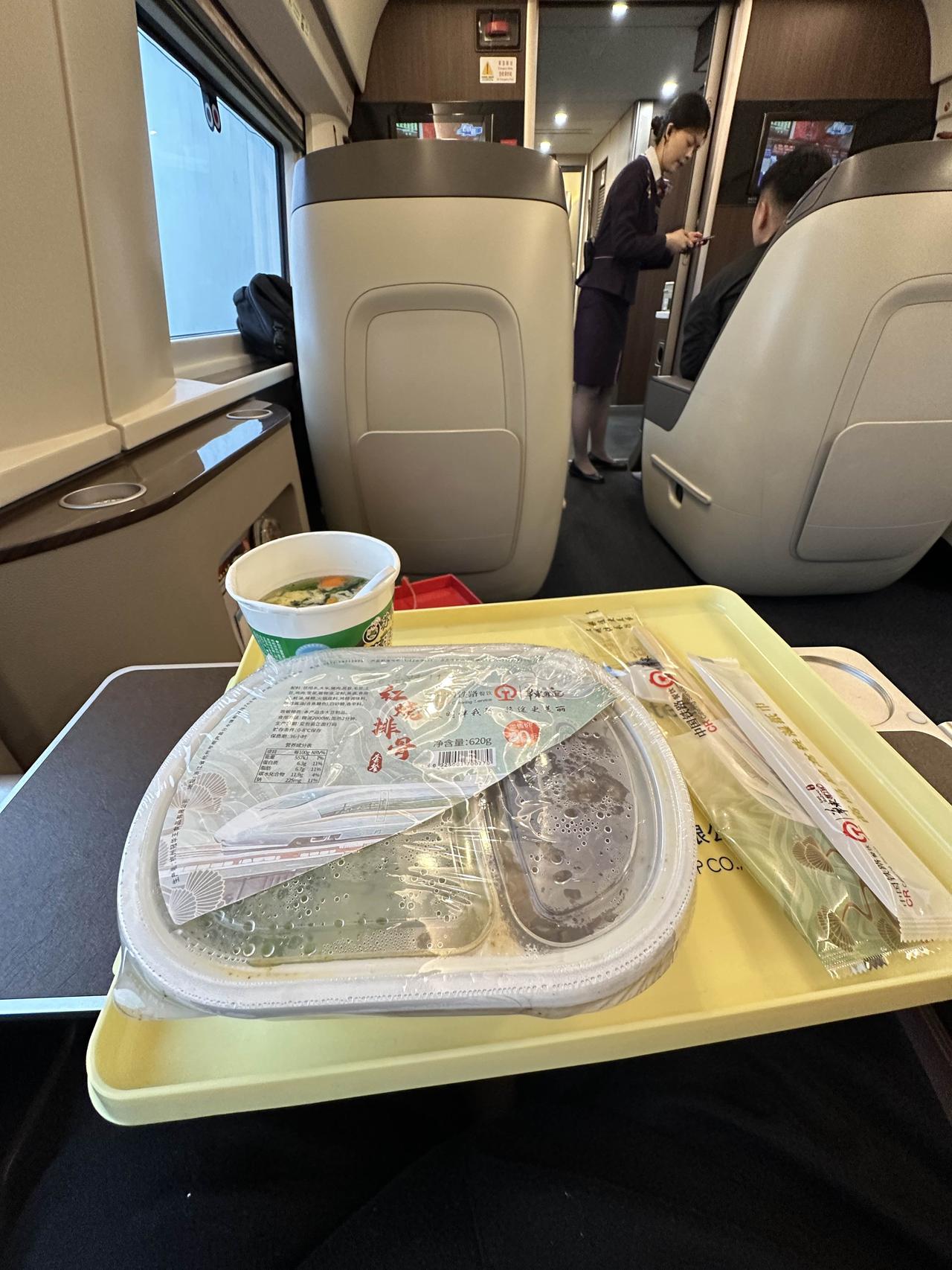 我坐火车不再选择晚上的卧铺，尽量选高铁动车。但白天短乘也会绿皮卧铺车，五六个小时