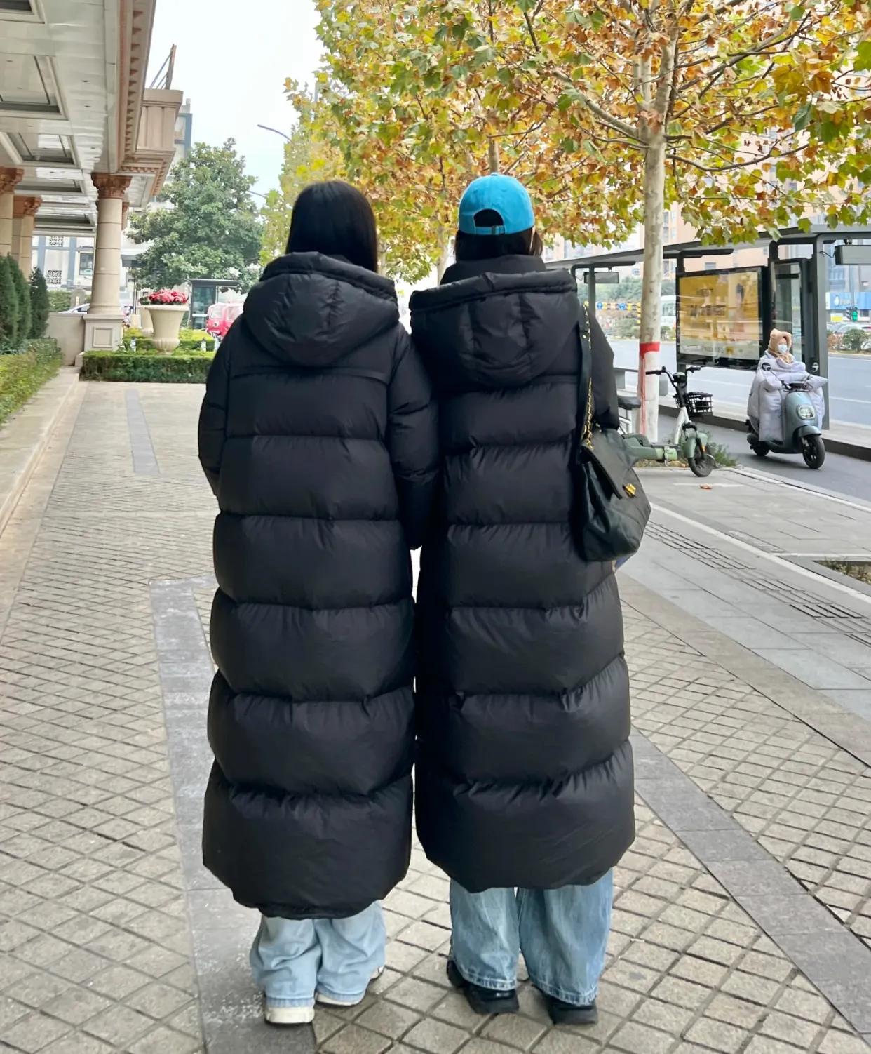 路边看到的，该不该说..……

这款长款羽绒服，简直是为我量身定制，爱不释手。有