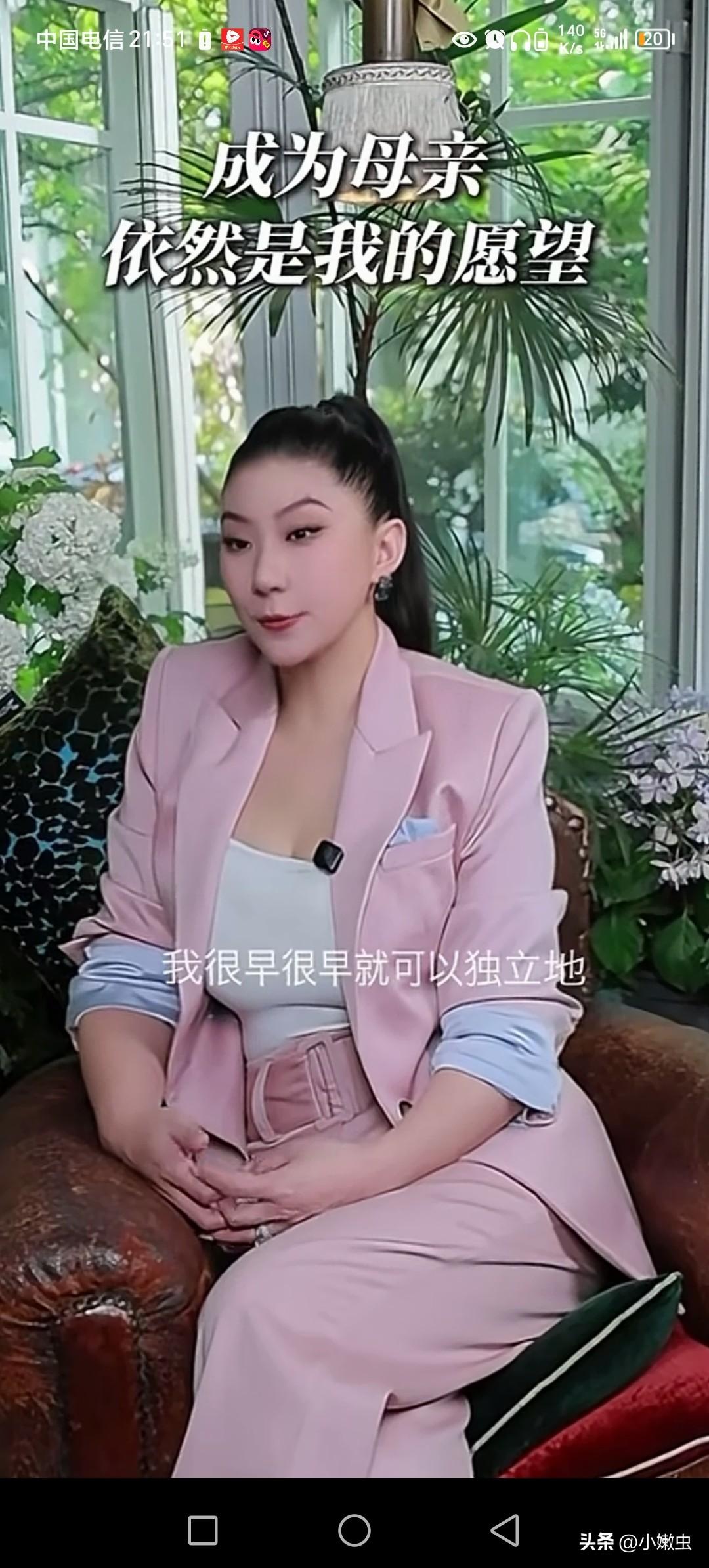 谢贤曾经女朋友，20岁结识谢贤，33岁和平分手，跟谢贤在一起也10余年。
最好的