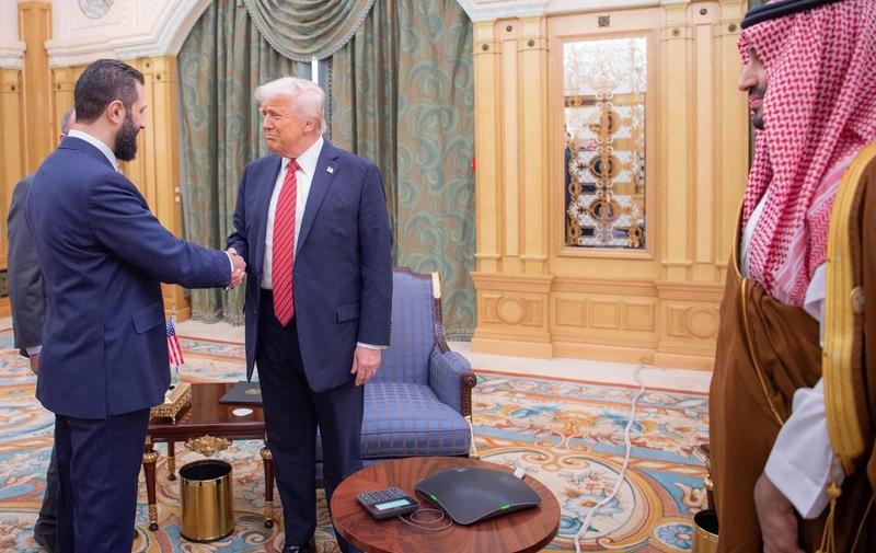 从朱拉尼改名沙拉，从伊斯兰国主力摇身一变成为受害者。大变活人，拉登要是还活着,可