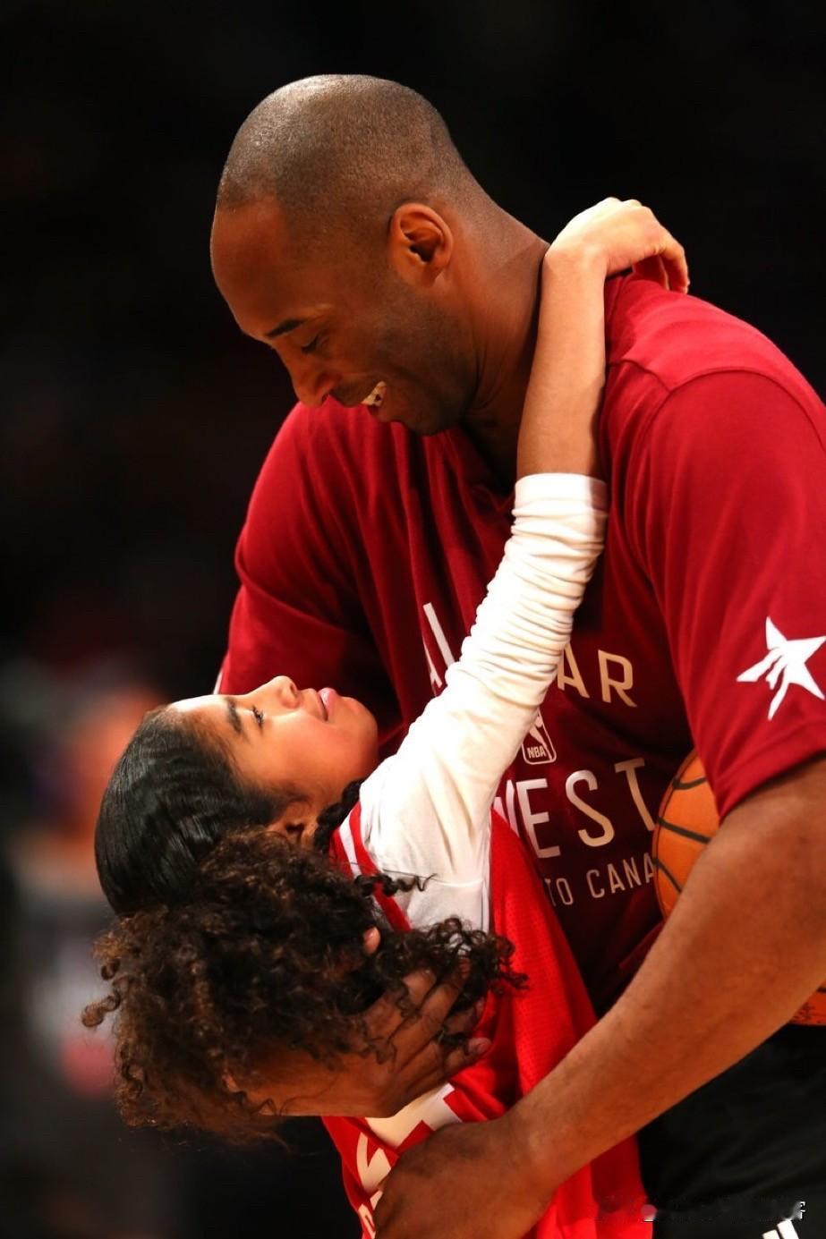 14岁那年，从美国出差回来的父亲送给我一件黄色的洛杉矶湖人 队的24号球衣，这正