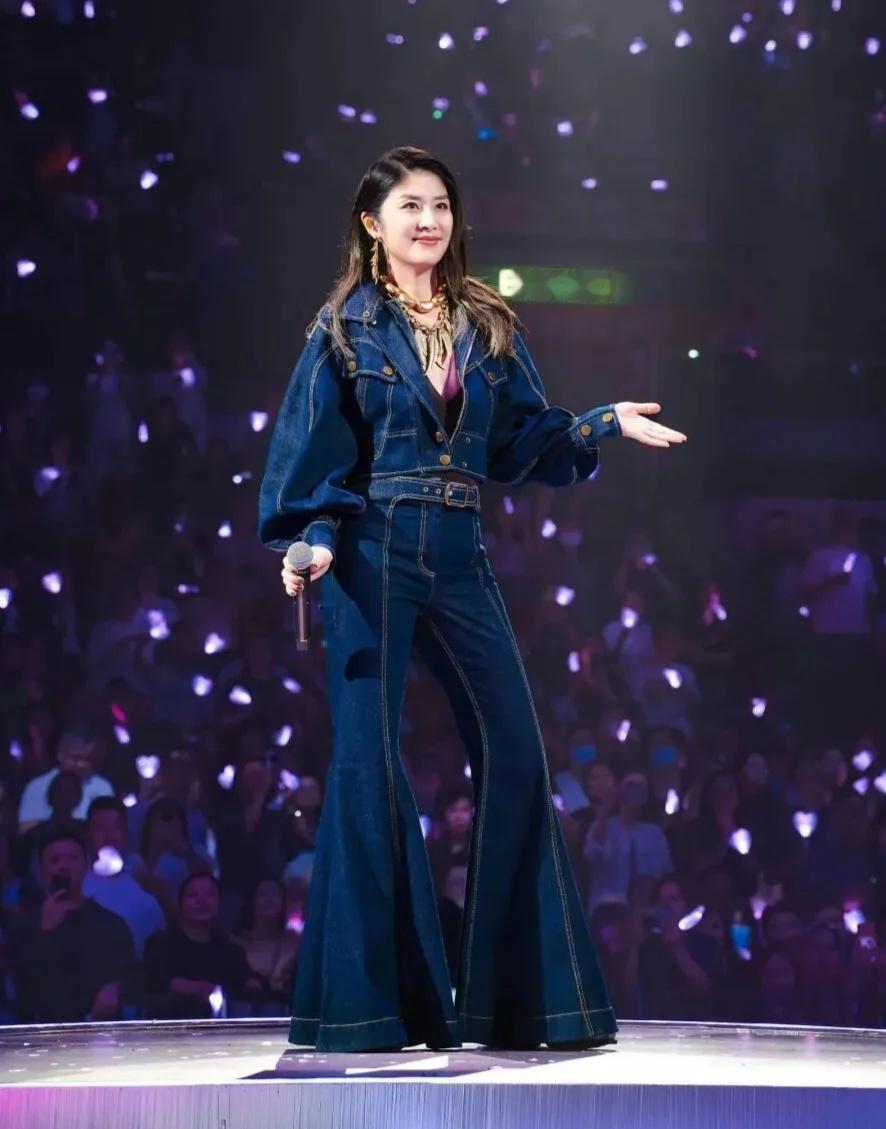 夏天穿牛仔裤 陈慧琳真的很冻龄
明星穿搭 丹宁 流行 牛仔正当时 女性时尚穿搭 