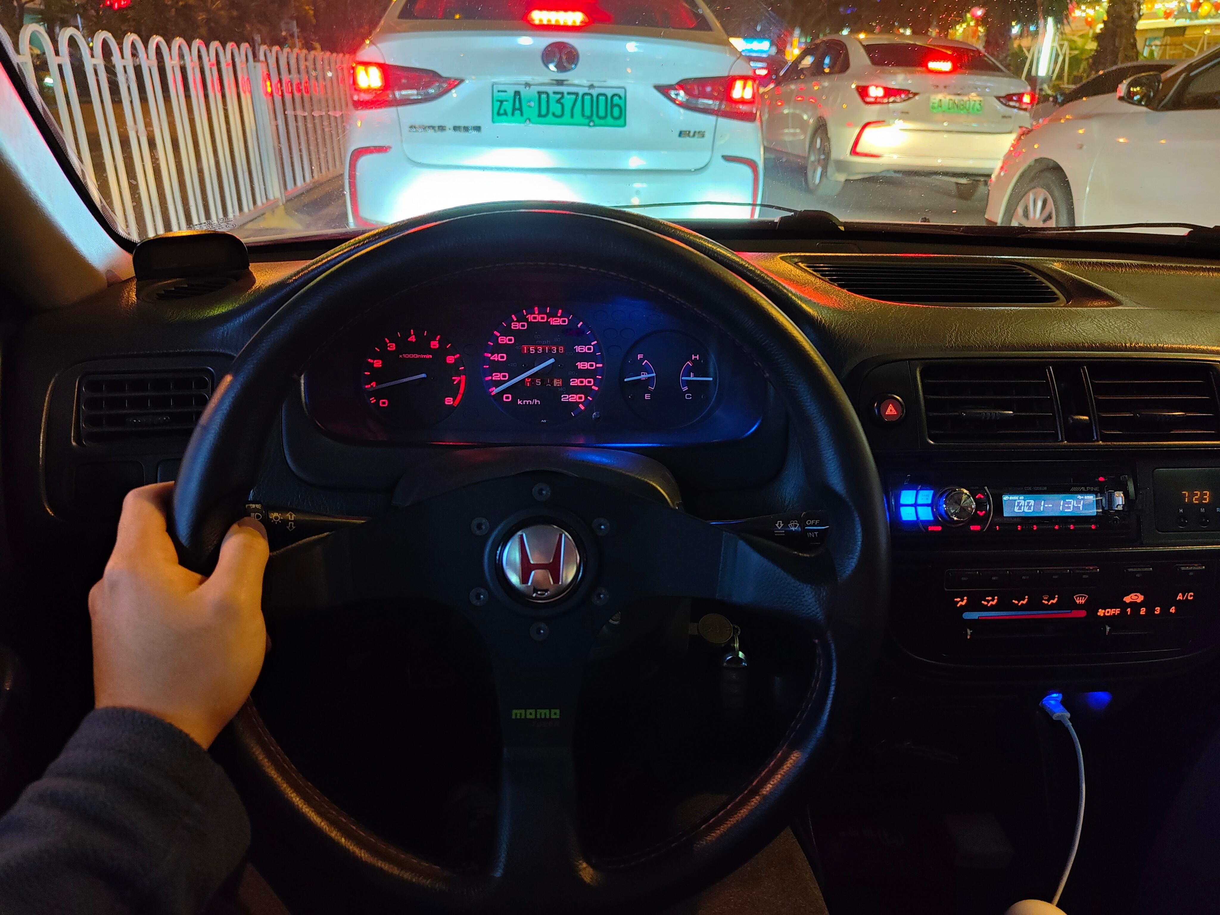 来买点面包吃吃[doge][doge]……这代克莱斯勒300C我觉得是把“看着比