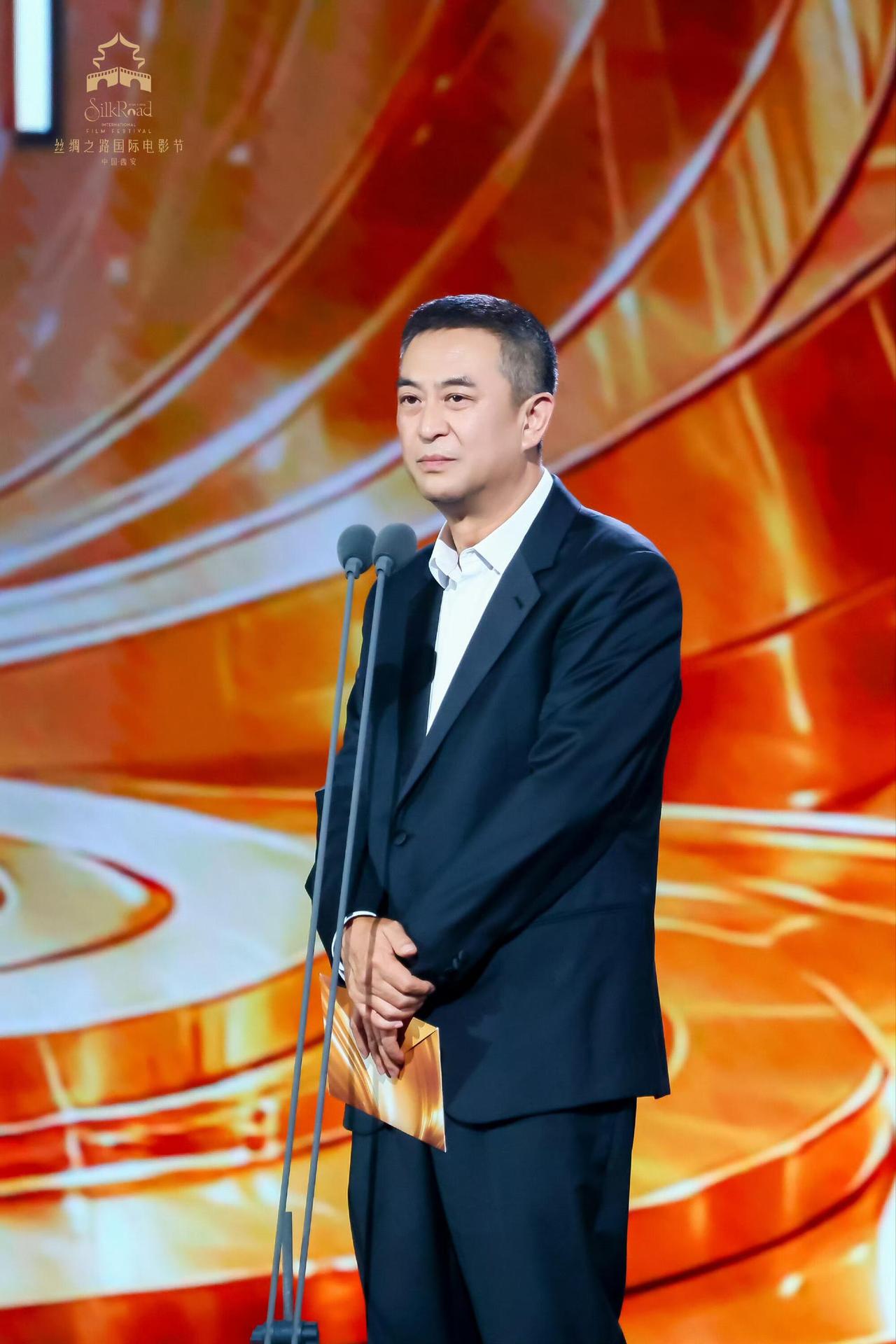很多人偏爱张嘉益，不是惊艳的颜值，而是自然扎实的演技。演小人物接地气，塑造角色鲜
