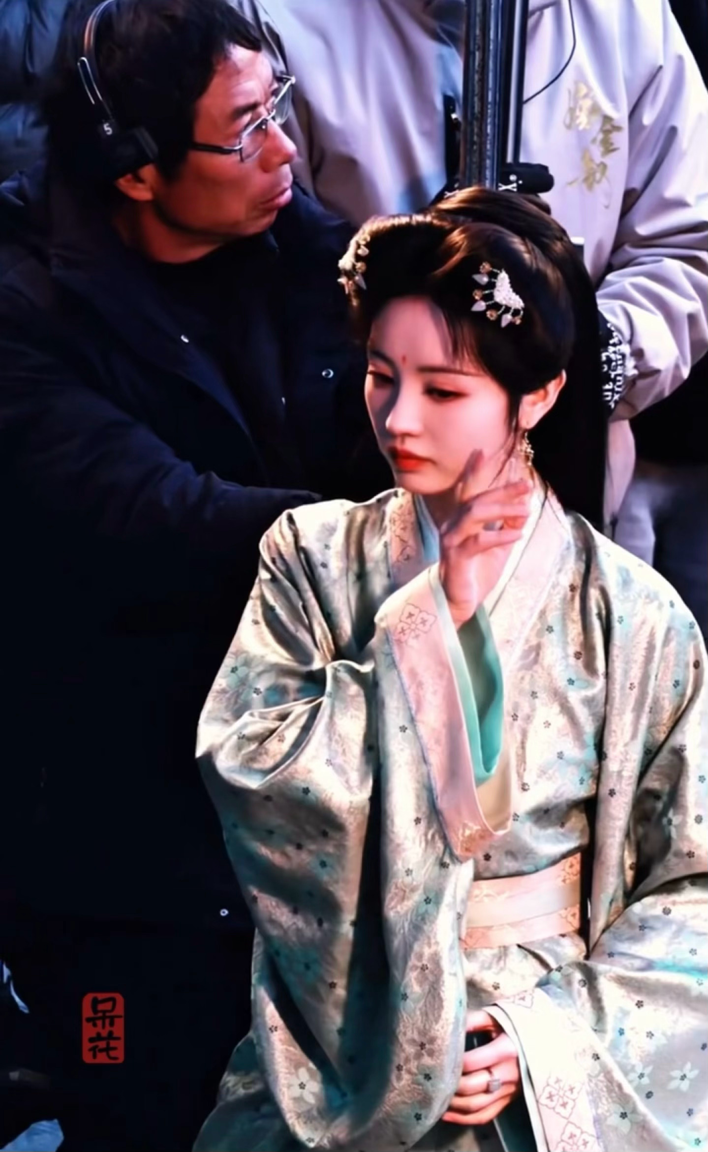 田曦薇手指向上擦泪这个动作太对味了田曦薇手指向上擦泪