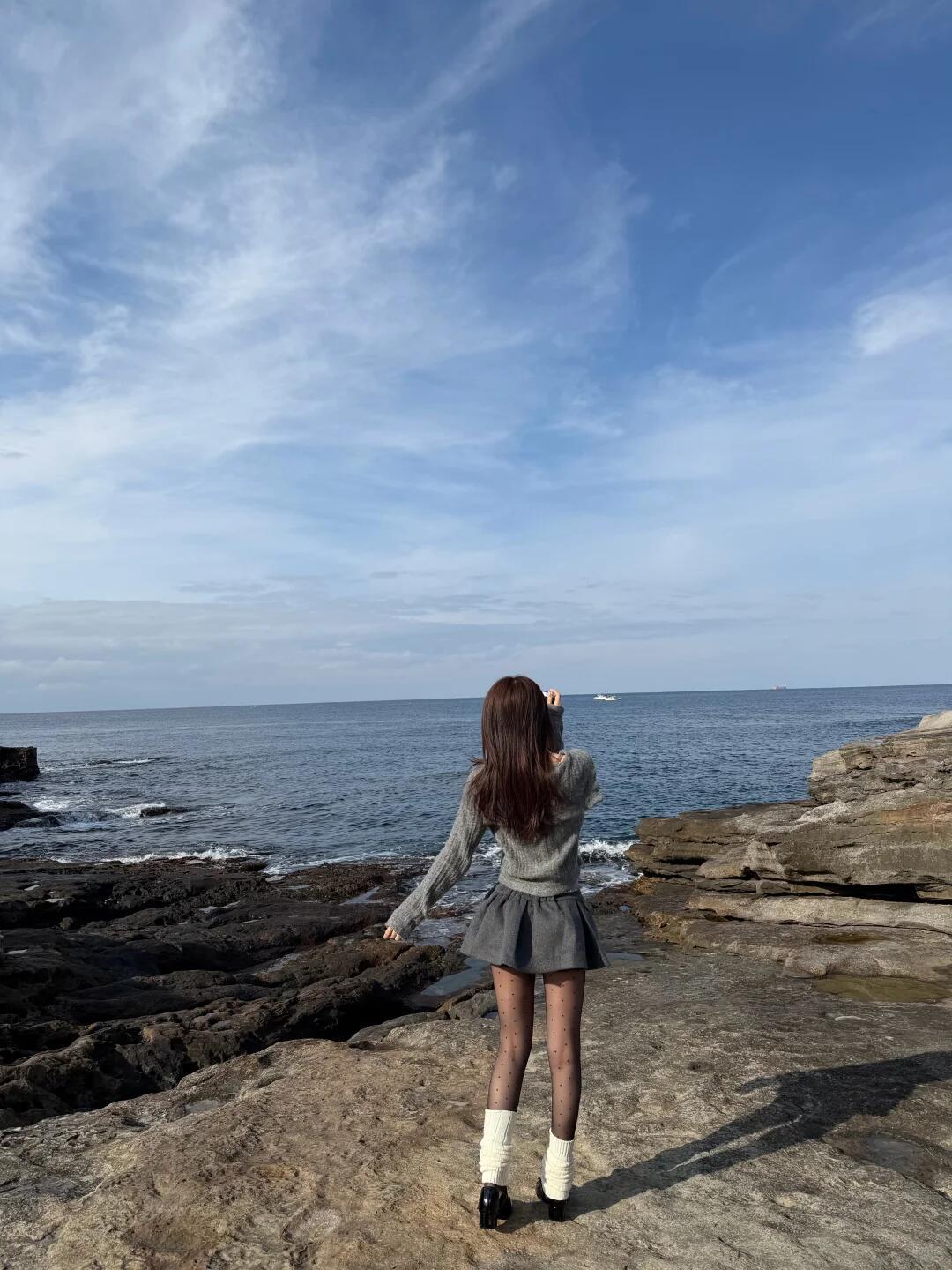 不必奔赴远方，
最好的生活，藏在当下。
将热爱种进心里，

日子就开出了花。
不