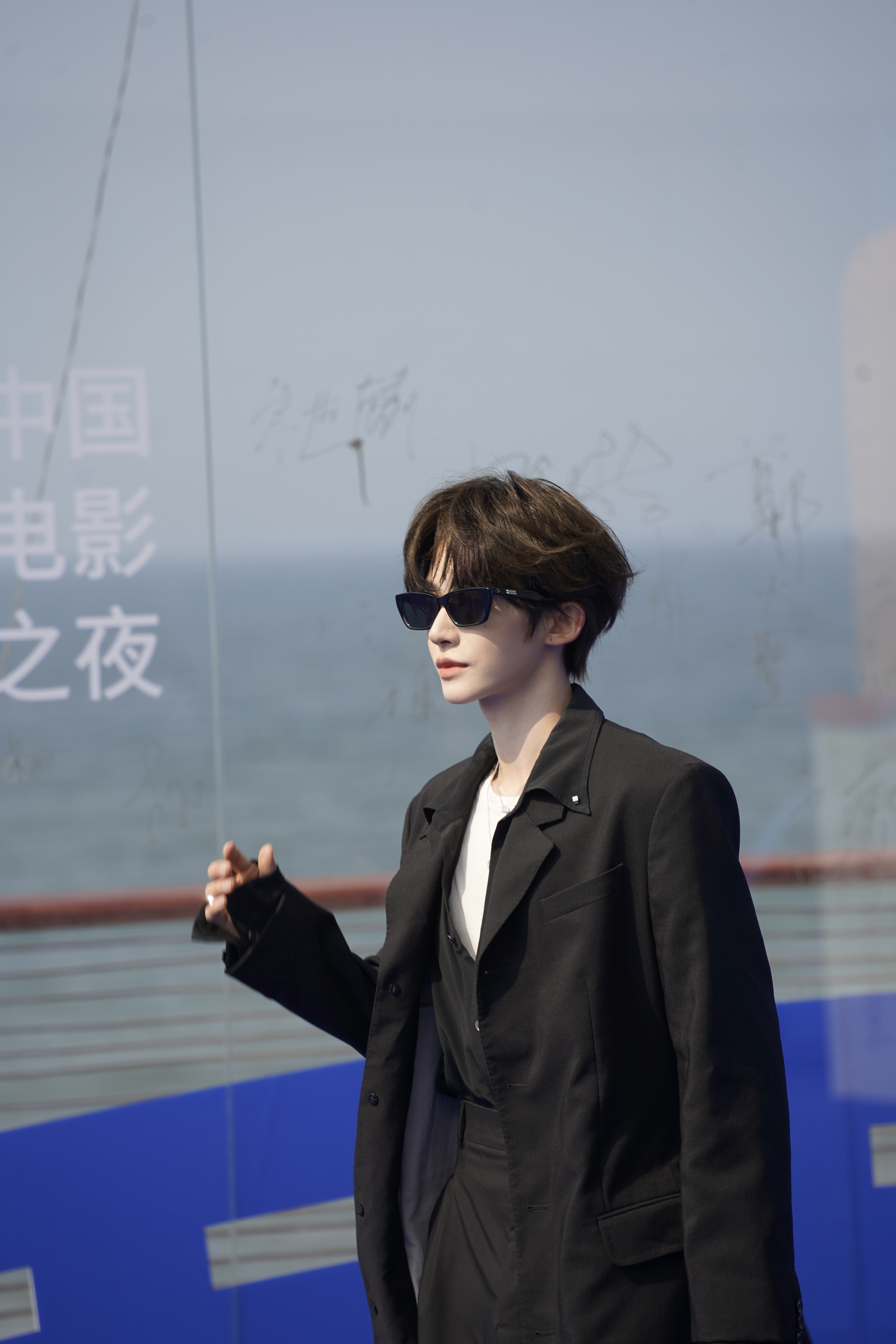 在2026中国电影导演之夜 红毯，青年歌手艺人刘宇出场，确实是很清冷的气质，上次