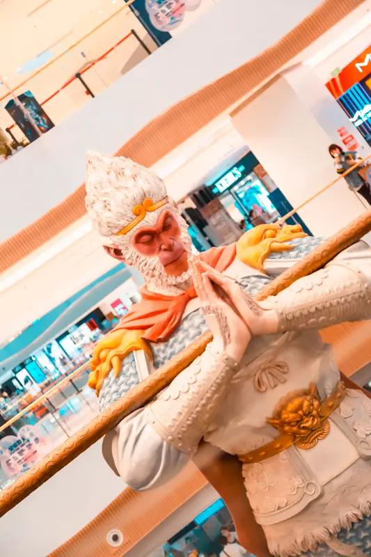 小时候，我做过不少令人忍俊不禁的事儿。有一回，电视里播放孙悟空腾云驾雾的画面，我