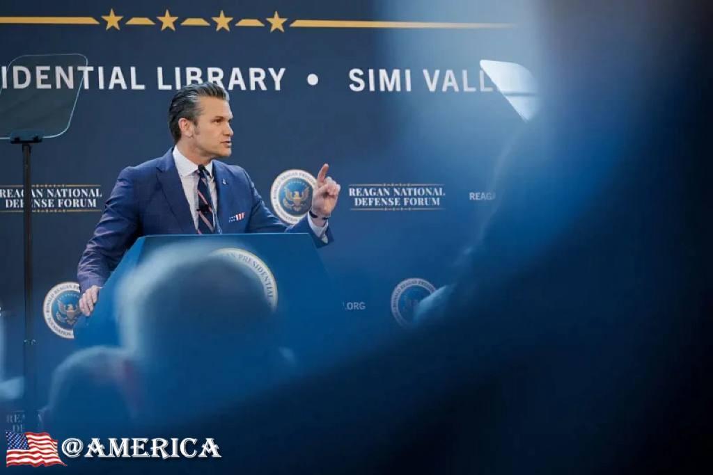 在里根国防论坛上，赫格塞斯概述了特朗普政府“美国优先，以实力求和平”的军事愿景。