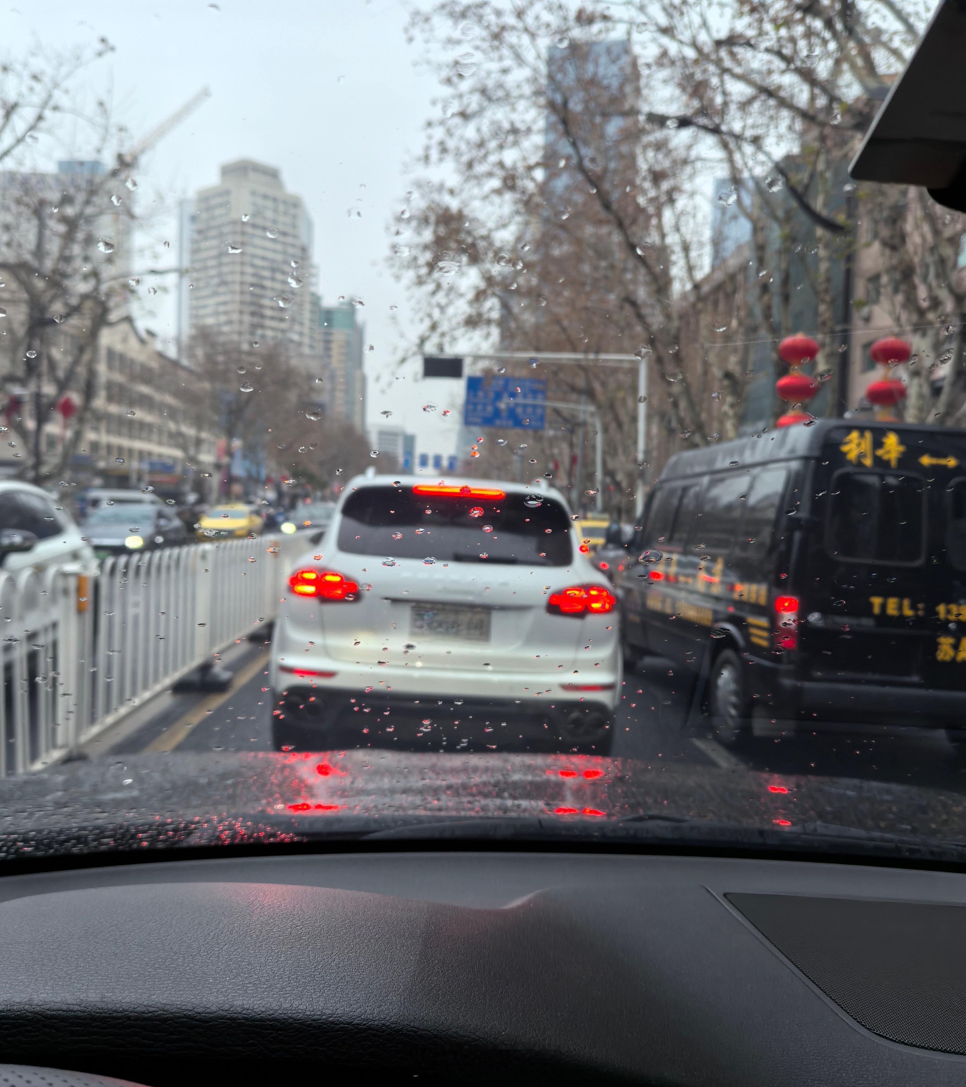 下雨了，下午出去办完事回公司，这条路本来就堵，下雨更堵了！ 