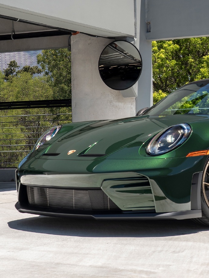 保时捷 911 GT3 Touring，披上了一袭全新的橡树金属绿车漆，好似为它