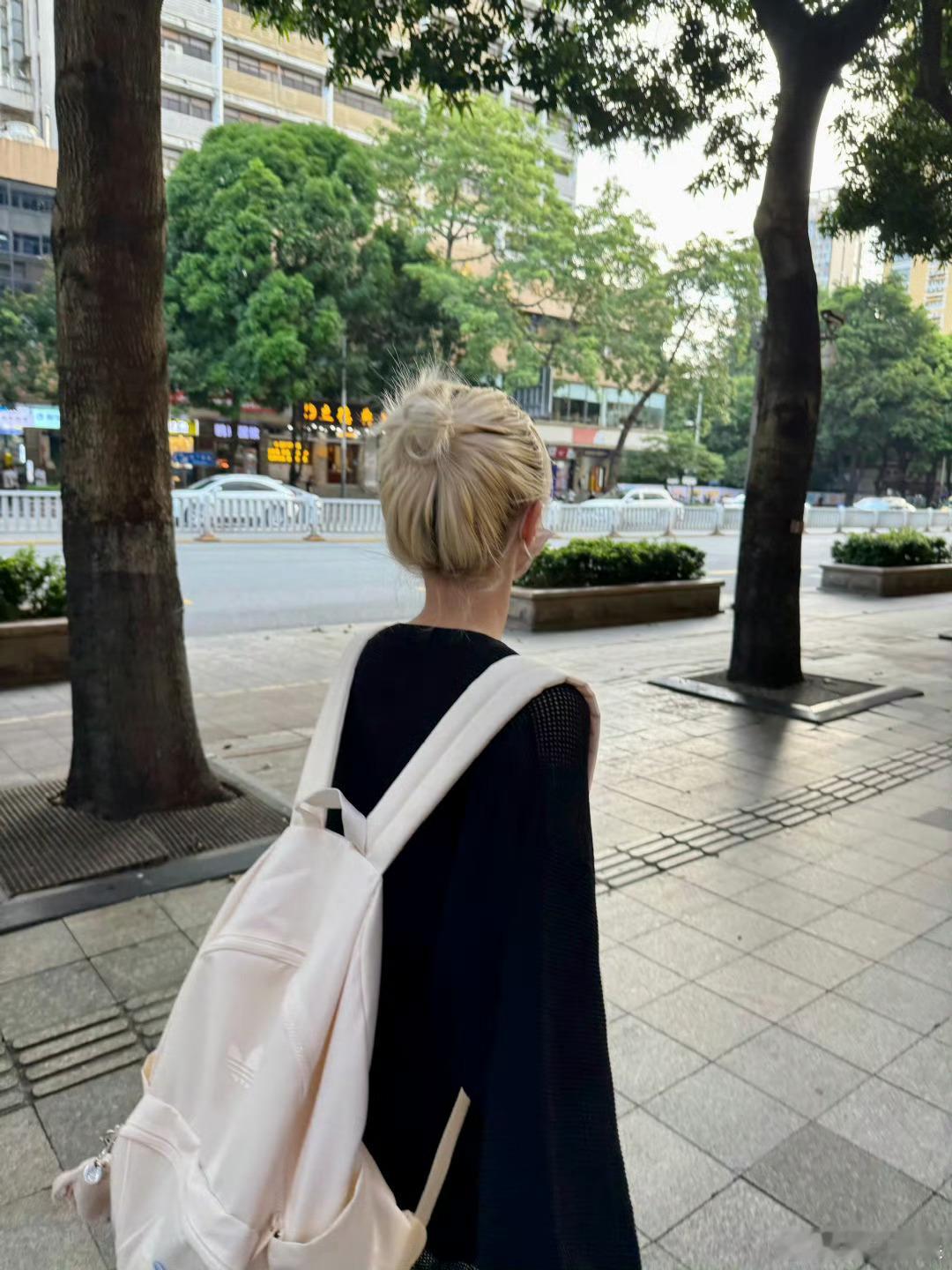 宋雨琦偶遇自己地广宋雨琦打卡自己地广宋雨琦偶遇自己地广，打卡，[思考][思考] 