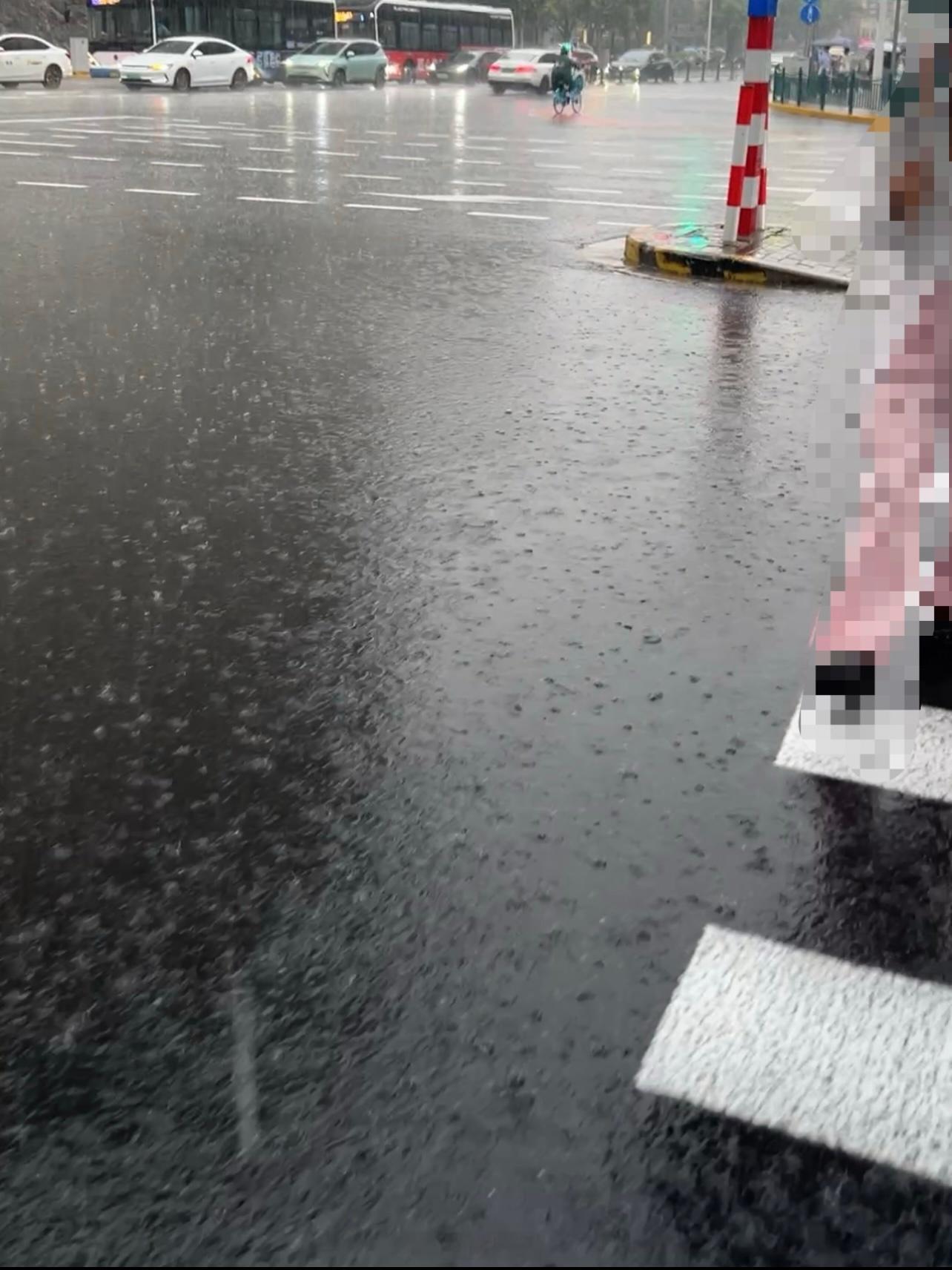 这雨真别闹了。喜提渐变牛仔裤 