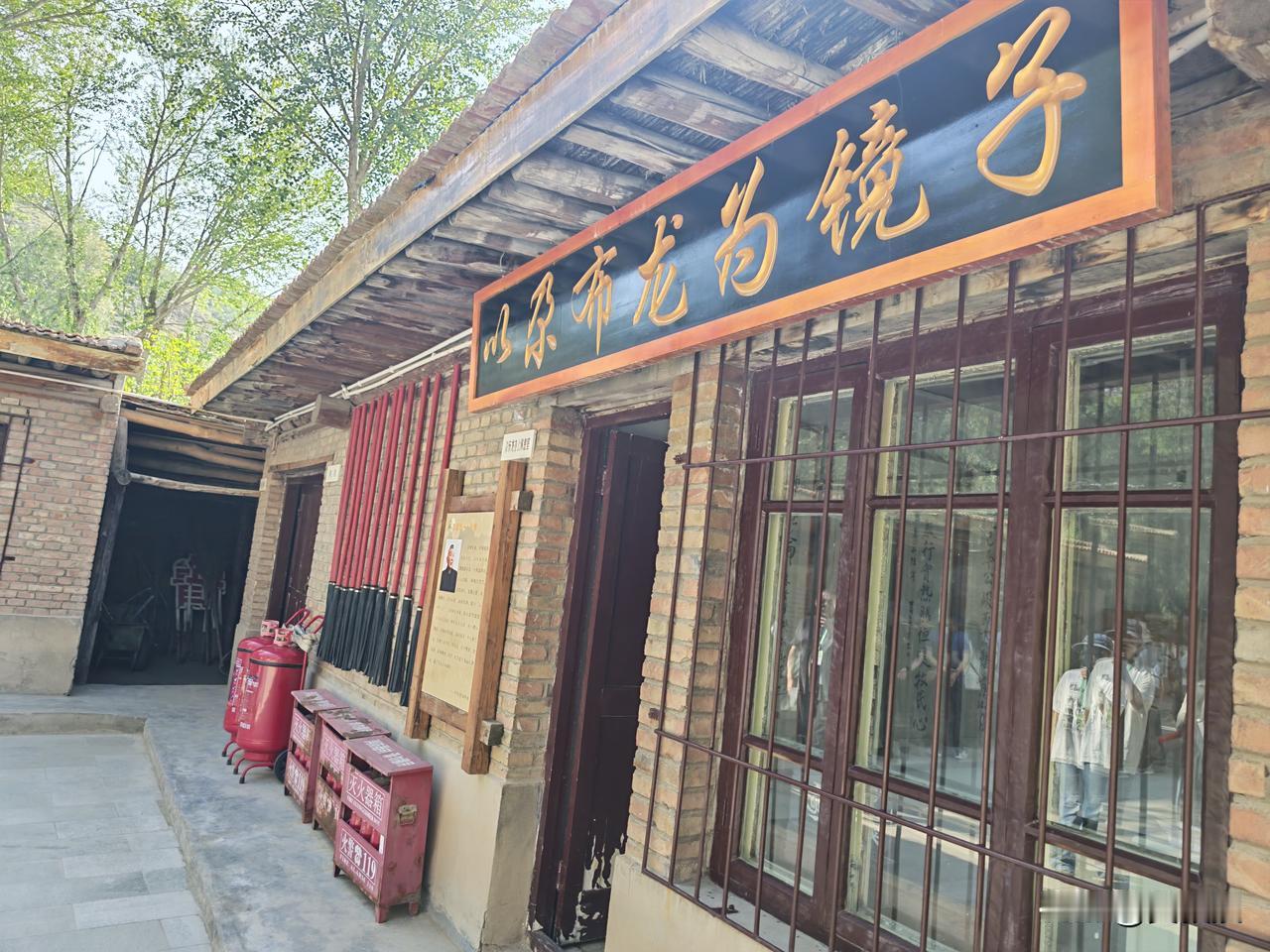 今天去了一趟尕布龙精神教育基地，站在西宁北山上往下看，满眼的绿。讲解员说，三十多