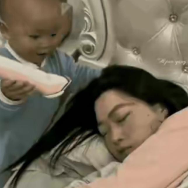 带娃的苦，谁哄谁知道！这位宝妈在家陪娃疯玩大半天，好不容易把小祖宗哄安静，自己困