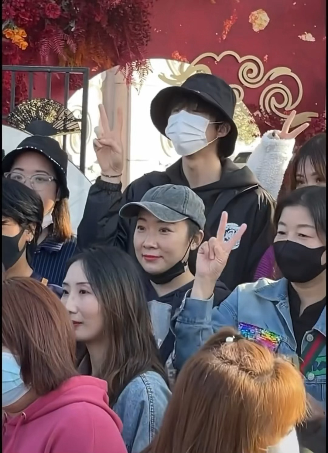 依然会在合照环节变成速拍模特 