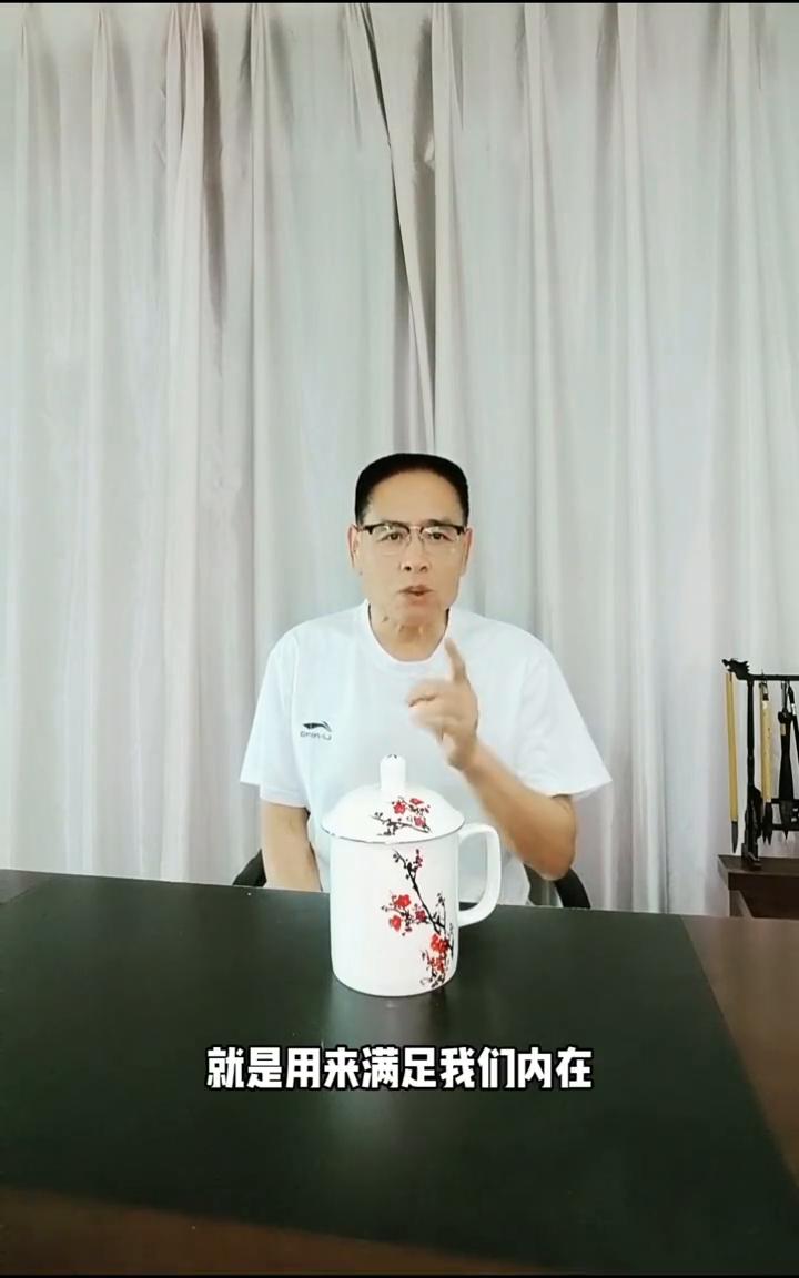 "成瘾"的动机是对亲密关系的满足。
每个人一生都需要亲密关系，所以对于成瘾的事物