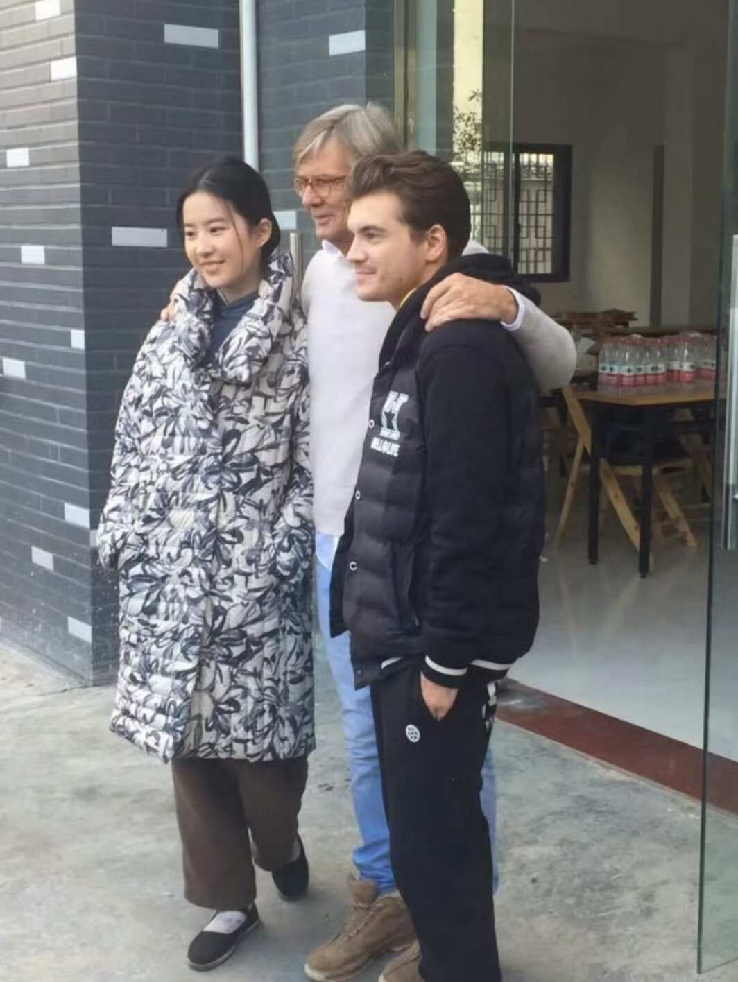 在绝对美貌面前，穿搭显得一文不值 