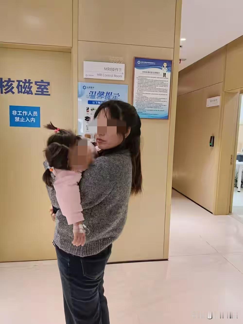 医德何在？甘肃平凉，女子顺产过程中，突发脐带脱垂，医生在麻药没有生效的情况下，就