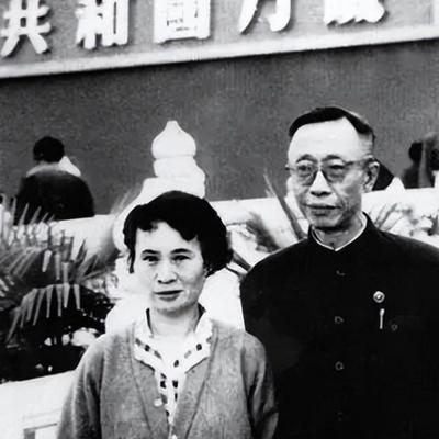 1950年，正在接受改造的溥仪听说中国要出兵援助朝鲜，突然找到看守，撕开自己的棉