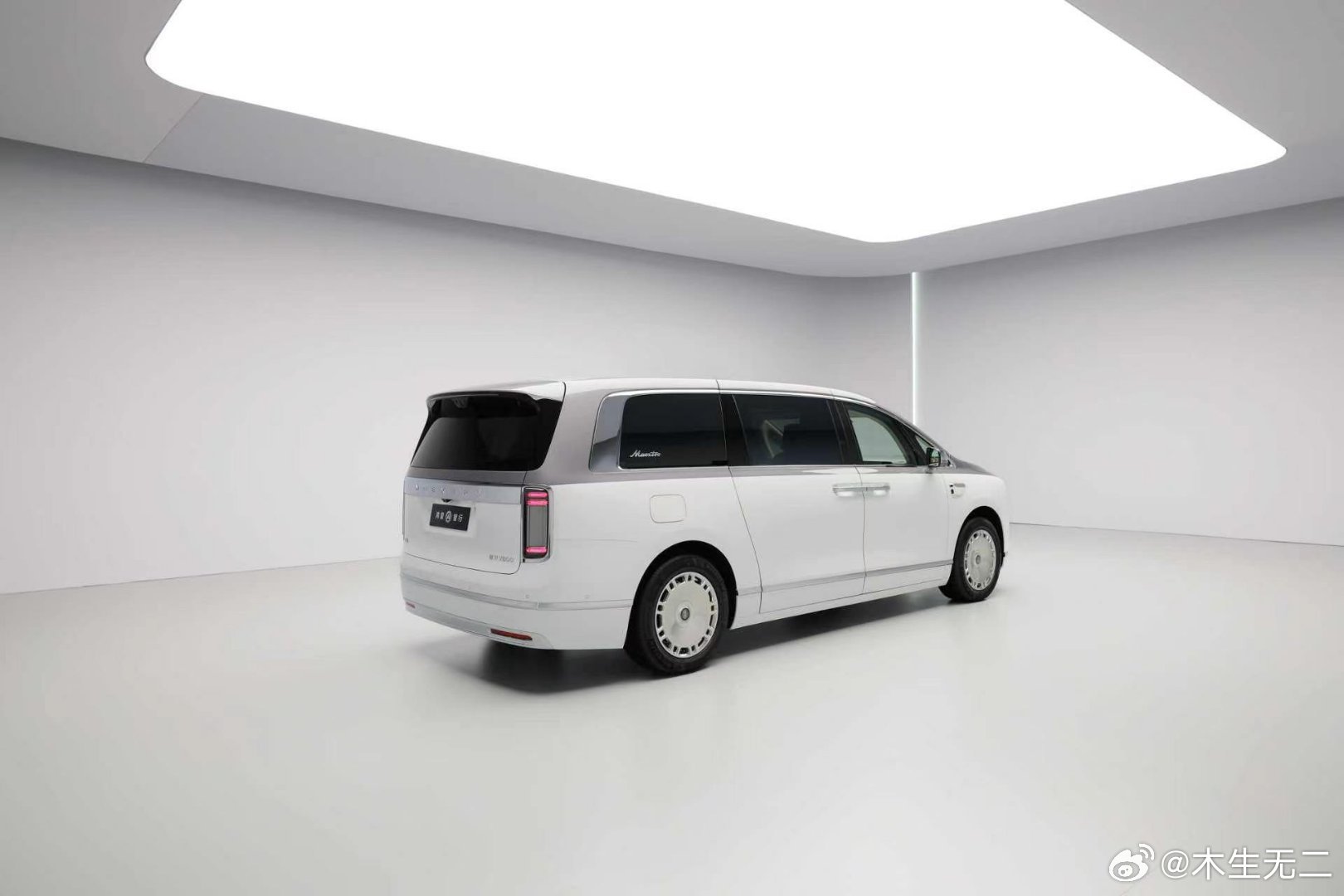 尊界V800表情包尾灯全彩智能流光尾灯实用性拉满，迎宾、互动两种模式，日常使用不