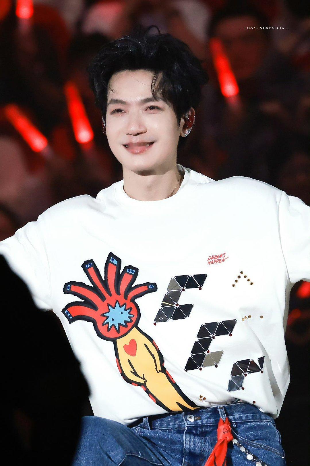 陈楚生演唱会 全程高能无尿点！陈楚生用超用心的实景舞美与电影感表达，认真对待每一