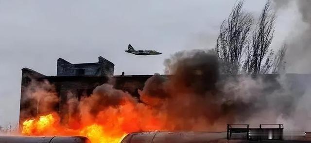 跨年夜乌克兰的这波夜袭让赫尔松地区成了悲剧现场。据新华社消息，乌武装部队的无人机