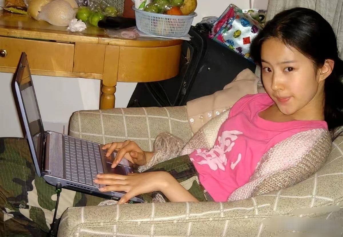 2002年，刘亦菲15岁时在家里的照片。大家的关注点都在那台电脑上，而不是神仙姐