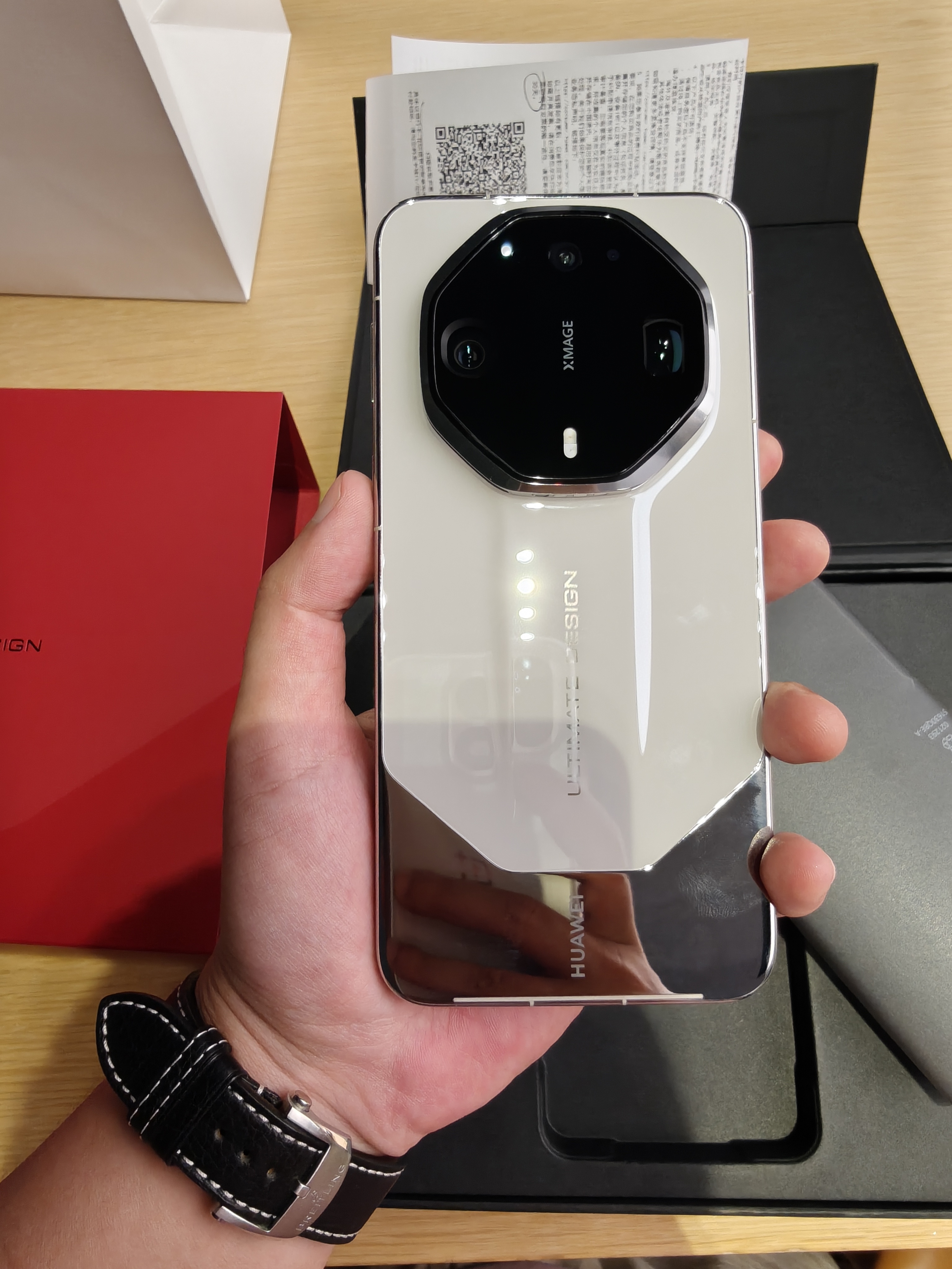 还得是华为Mate90 RS白色啊，真漂亮，买了！ ​​​