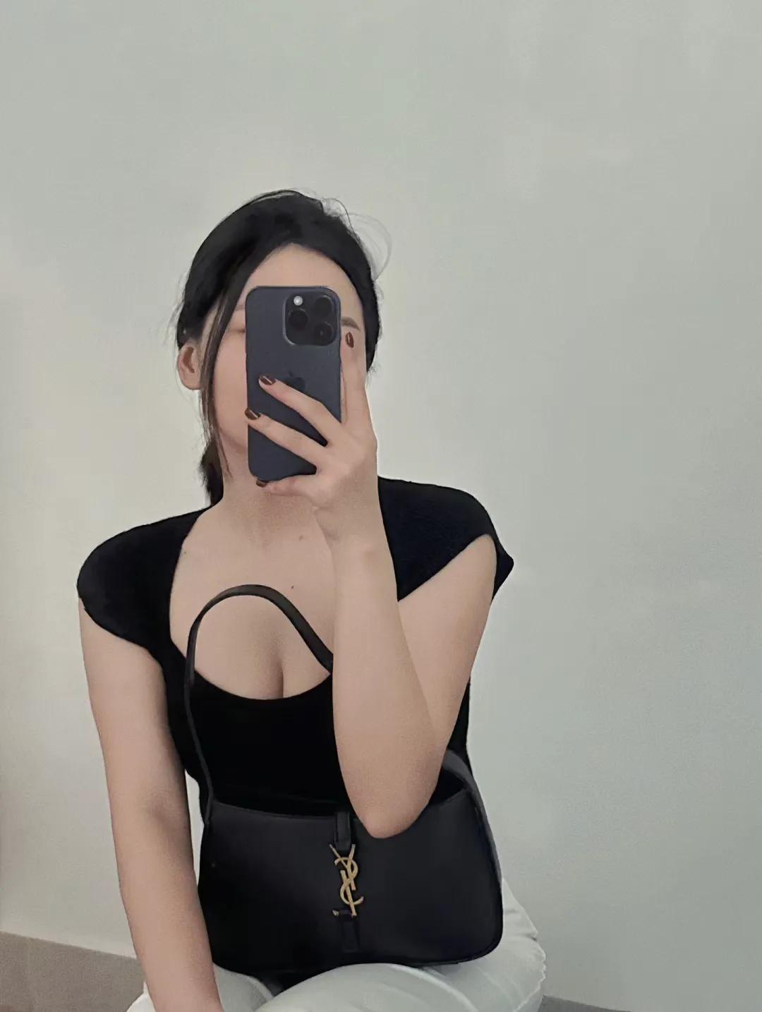 每个人都有自己独特的美，要学会欣赏自己的美。#优美身材魅力# #分享女性魅力照#