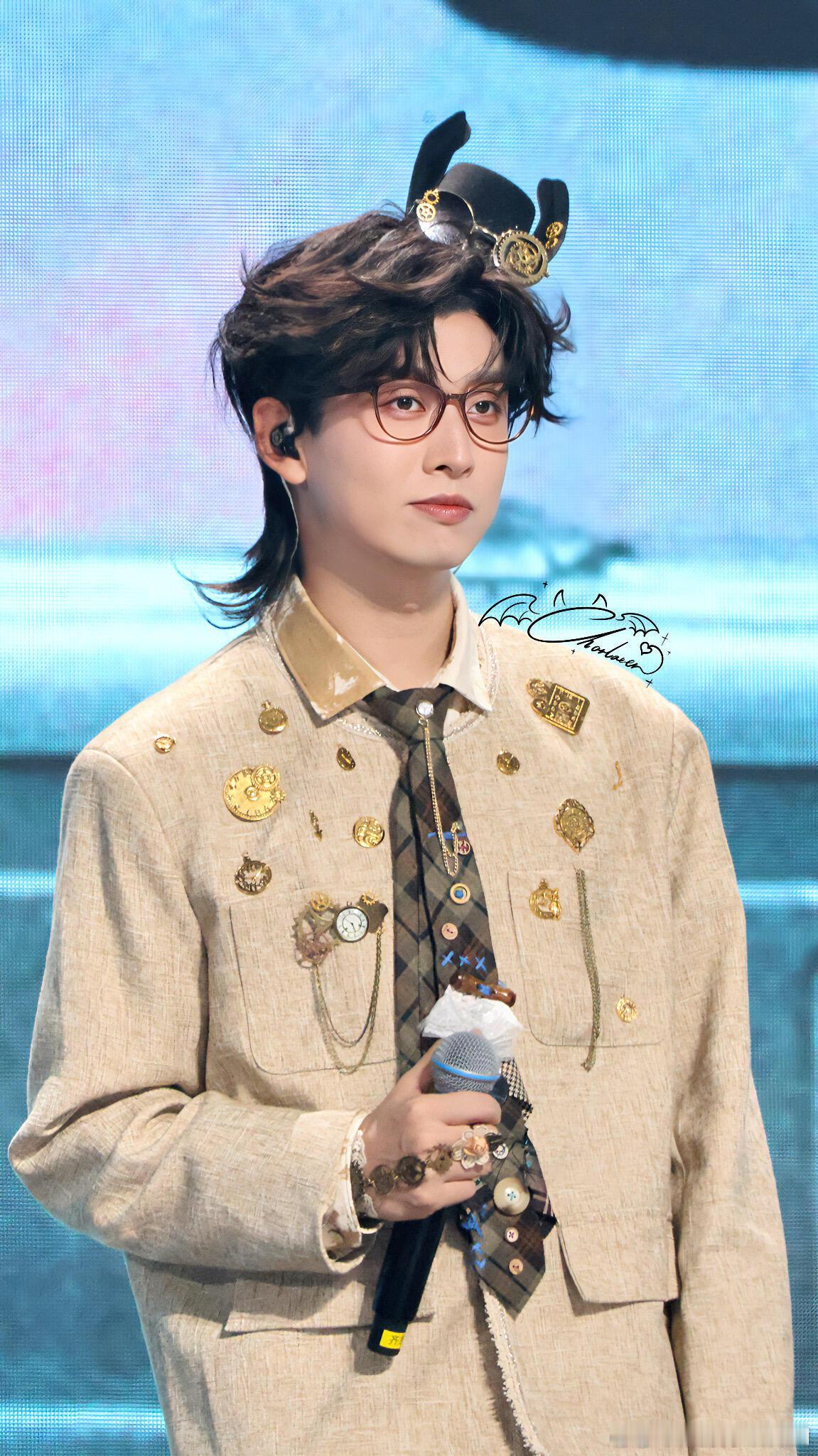 齐思钧新歌也叫喂你好吗齐思钧在哪学的唱歌耳朵和心灵都被治愈！齐思钧一书一曲双份美