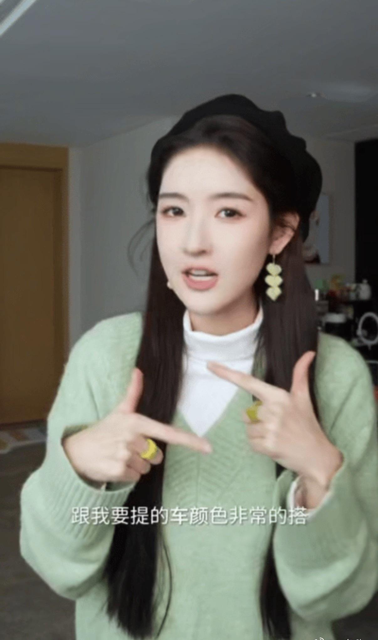 王玉雯的提车vlog也太可了！贝蕾帽搭绿色毛衣，温柔风ootd直接焊在身上，每帧