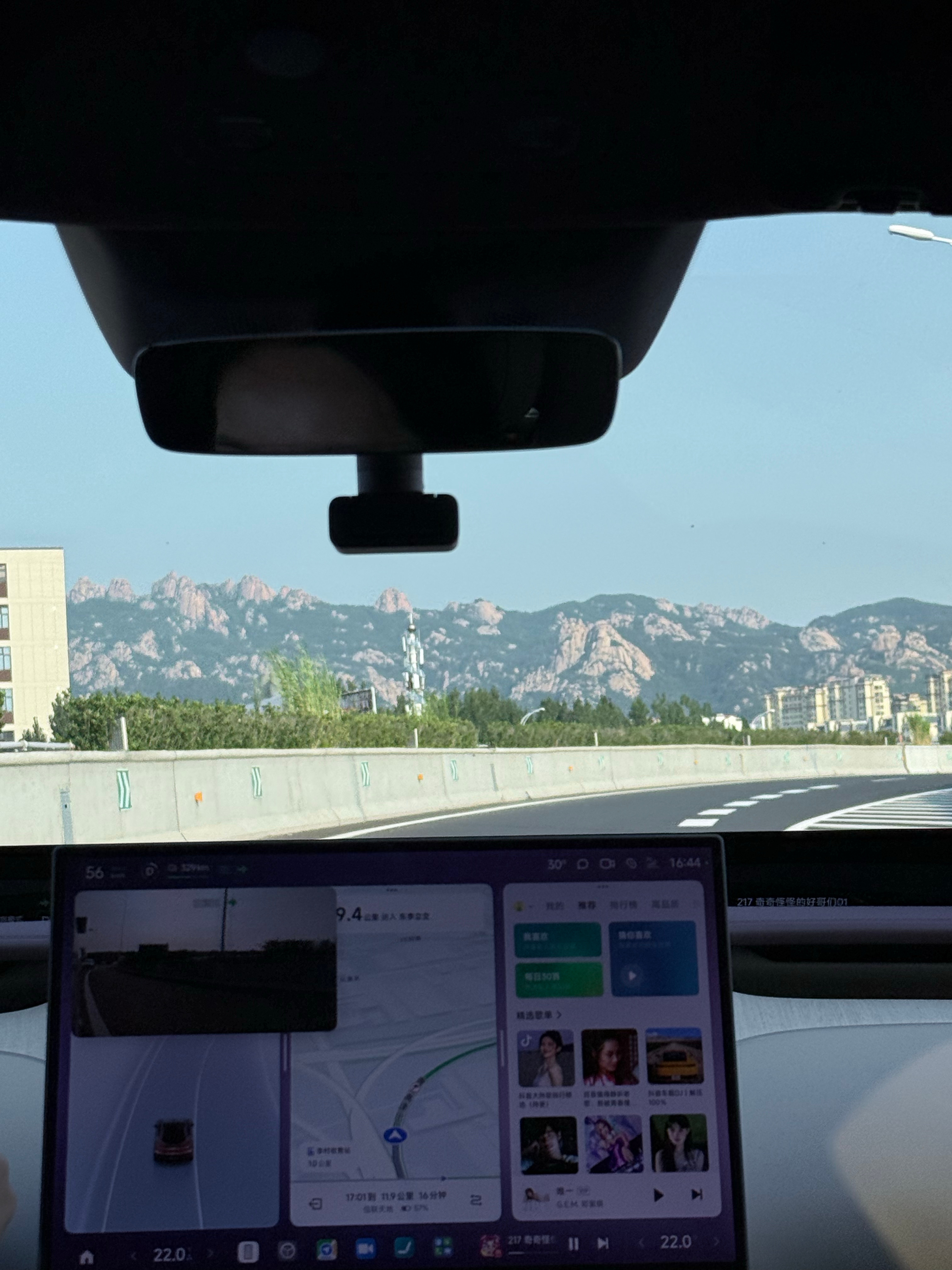 建议大学生玩一定要趁早 能享受就别给自己压力，趁年轻多出去转转，享受世界，穷游也