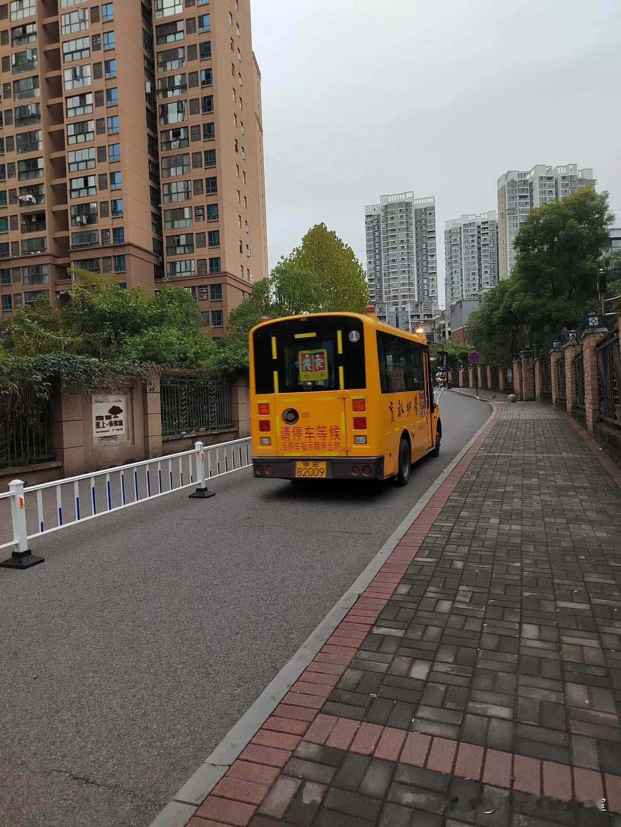 对于需要严管的交通道路，就应当施行严管措施，从而消除安全隐患，确保道路通畅。也许