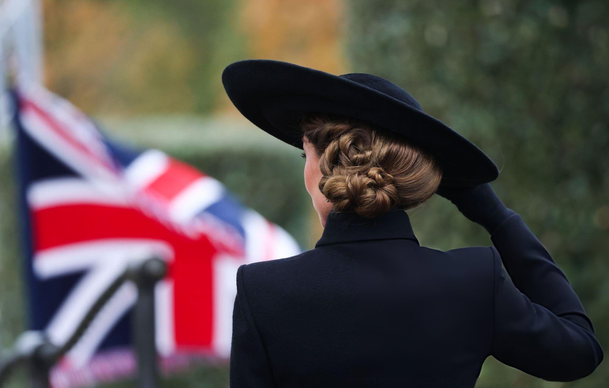 分享几张Katie昨日的背影照📸主要还是爱看她的礼帽配上精心编织的发型~
