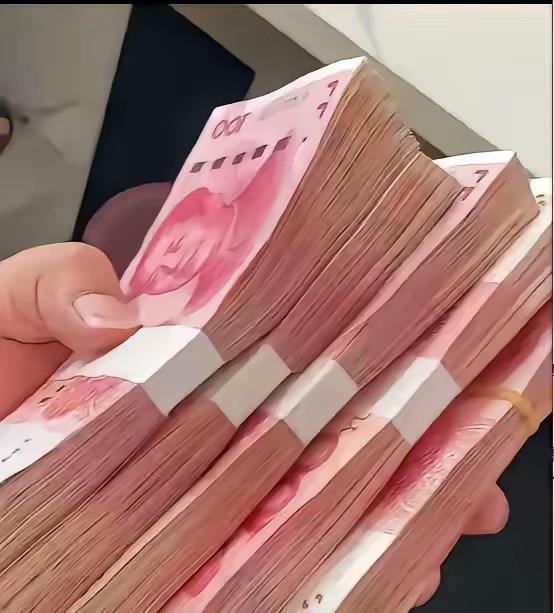 浙江一个老头,拆迁分了450万,把三子女叫回来分钱。大儿子说不要,二女儿也说不要