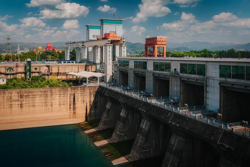 虽然大盘绿了四千多家，只有916家是红的。
但是朋友的持仓还比较稳定。今天还小有