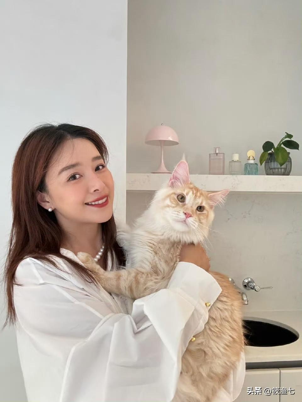 阚清子帮助鑫鑫完成了它的喵生大事，一看就是被迫的
阚清子终于更新动态了，这次晒的