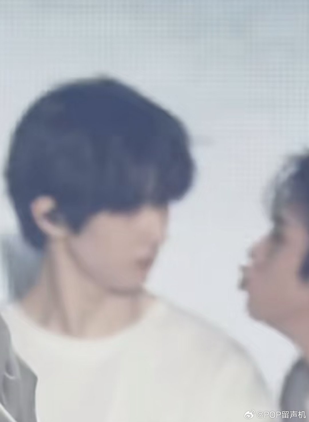 朴志晟旁边这个豌豆射手是谁啊？ 