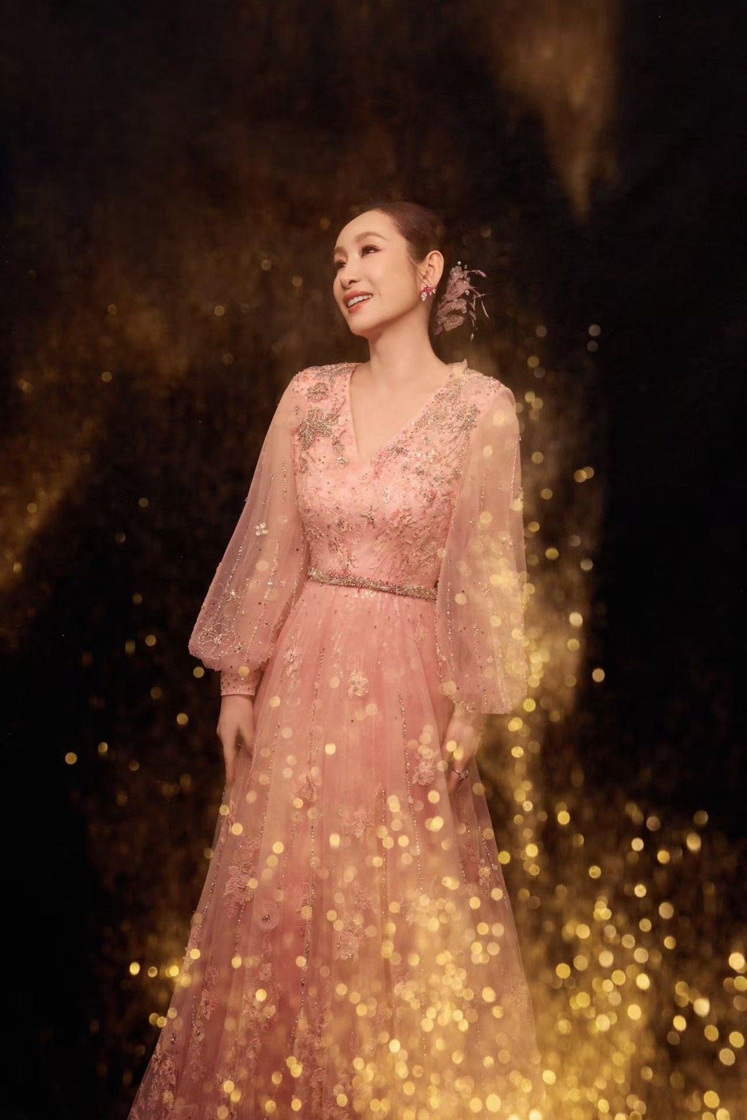 秦海璐送马年祝福秦海璐造型好美，姐将亮相央视2026春晚舞台，优雅温柔又浪漫，期