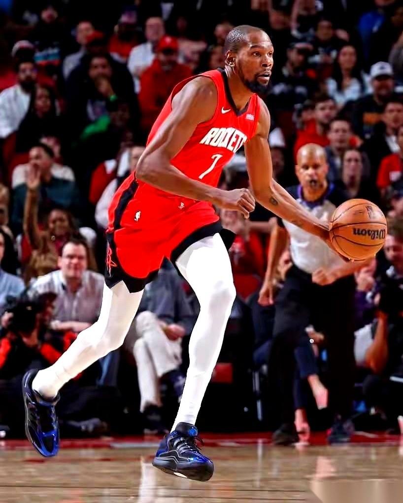 真·把篮筐砸歪了。
比赛打着打着，裁判吹停，工作人员扛着梯子进场叮叮当当开始修篮